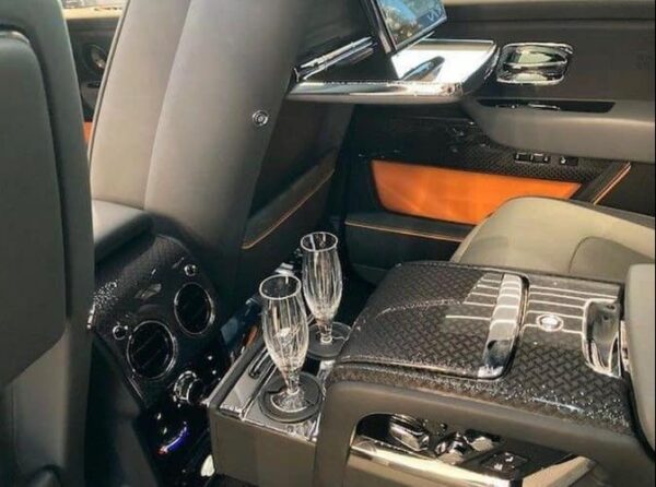 Rolls-Royce Cullinan Black Badge 2023 - Image 17